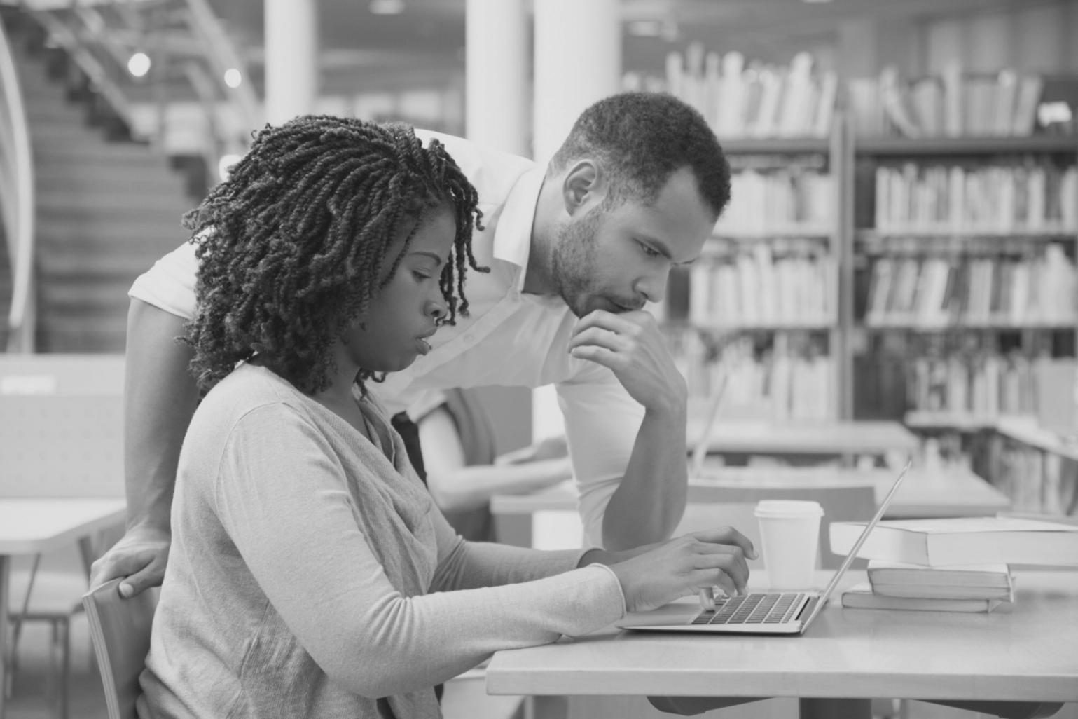 Profesionales trabajando en análisis financiero colaborativo